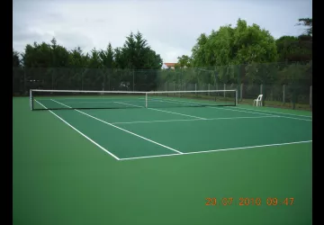Un court extérieur